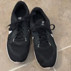 Nike size 8 black women’s tennis shoe
